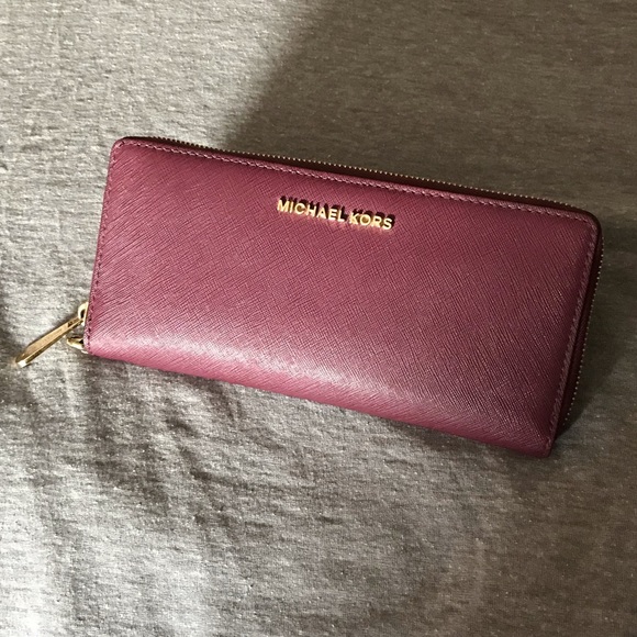 Michael Kors Handbags - Michael Kors JET SET TRAVEL CONTINENTAL WALLET
